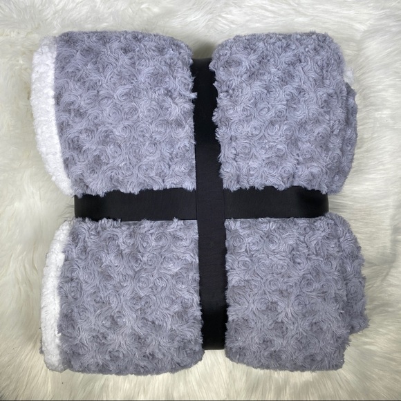 ✨SALE✨Light Grey Swirl Micromink Sherpa Throw - Picture 2 of 3